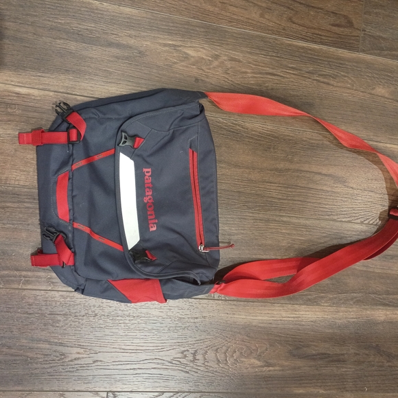 messenger bag similar to patagonia Black Hole Patagonia black messenger - Gem